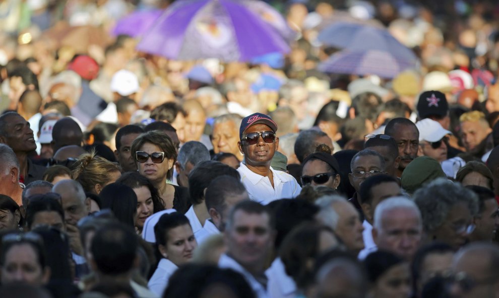 Miles de personas hacen fila este lunes para rendir homenaje póstumo al fallecido líder cubano Fidel Castro en la Plaza de la Revolución de La Habana (Cuba). Las cenizas del expresidente han sido instaladas en ese emblemático lugar de La Habana, donde per