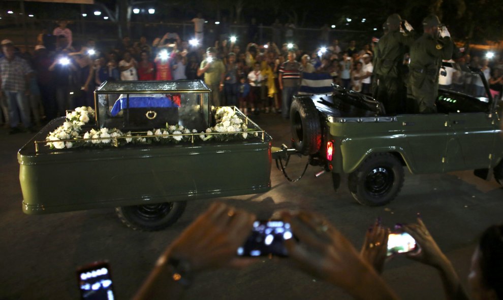 La Caravana de la Libertad, con los restos de Fidel Castro, recibe el homenaje del pueblo cubano en Camagüey./ REUTERS