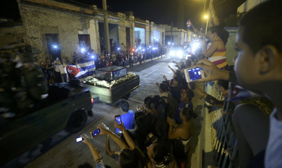 La Caravana de la Libertad, con los restos de Fidel Castro, recibe el homenaje del pueblo cubano en Camagüey./ REUTERS
