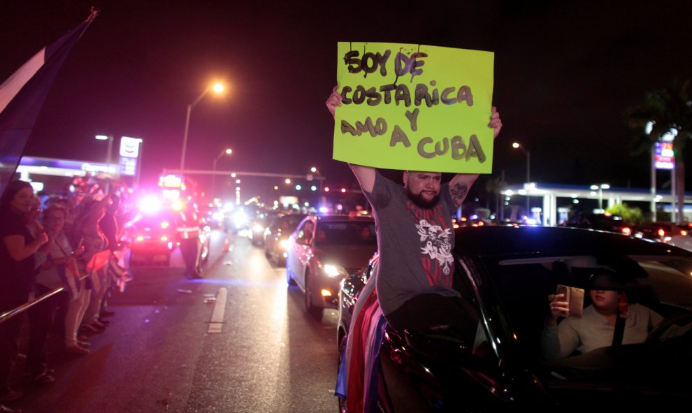 Ciudadanos cubanos esperan la llegada de la Caravana de la Eternidad en Camagüey./ REUTERS