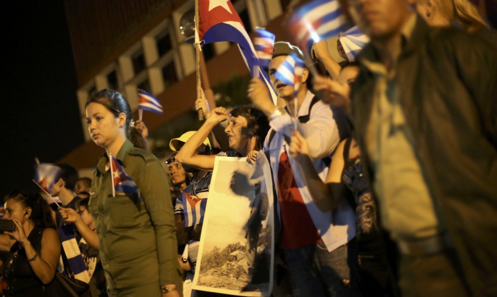 Ciudadanos cubanos esperan la llegada de la Caravana de la Eternidad en Camagüey./ REUTERS