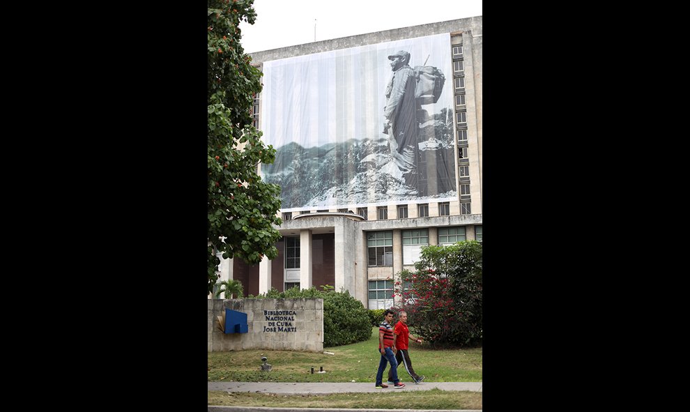 Fotografía gigante de Fidel en la Biblioteca Nacional de la Plaza de la Revolución. /Marian León y Lucía M. Quiroga