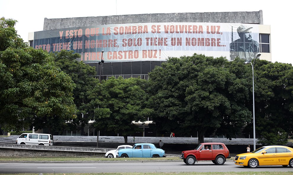 "Y esto que la sombra se volviera luz, esto tiene un nombre, solo un nombre... ¡Fidel Castro Ruz!". Pancarta con foto en un edificio de la Plaza de la Revolución. /Marian León y Lucía M. Quiroga