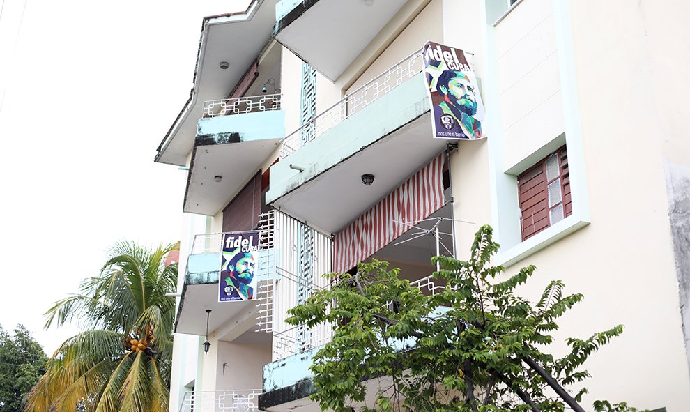 Bloque de edificios en el centro con dos carteles iguales en dos pisos diferentes. /Marian León y Lucía M. Quiroga