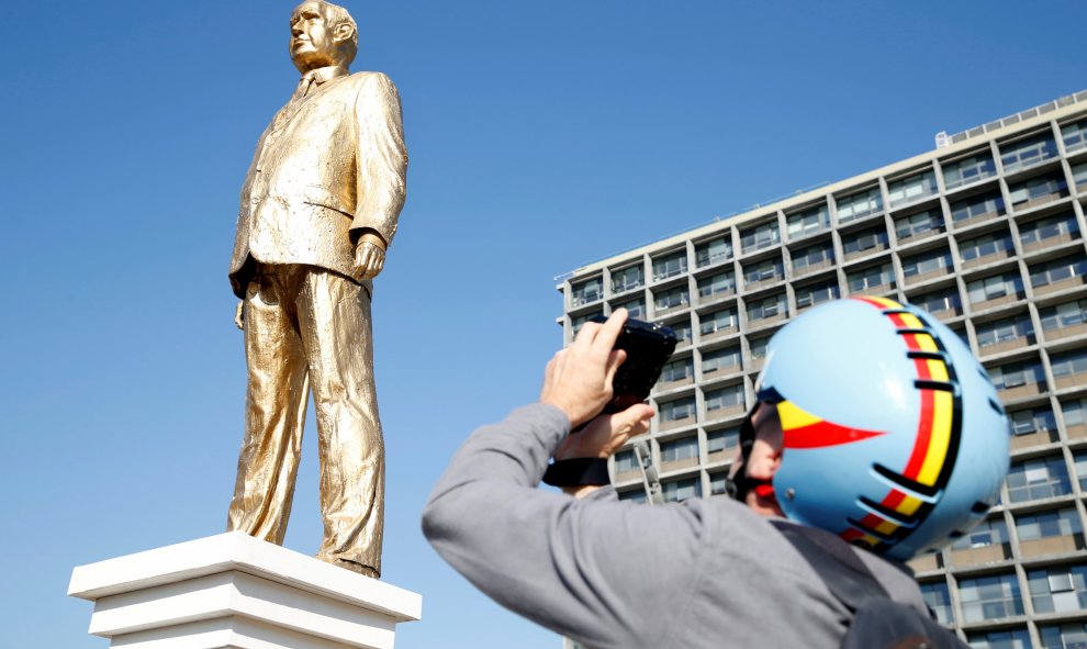 Un hombre fotografía la estatua satírica contra el primer ministro de Israel, Benjamin Netanyahu. REUTERS/Baz Ratner