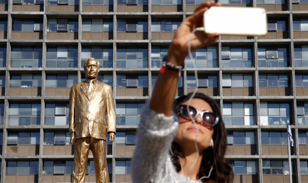 Una mujer se hace un selfie con la estatua crítica contra el primer ministro de Israel, Benjamin Netanyahu, antes de que fuera derruida por orden del Gobierno. REUTERS/Baz Ratner