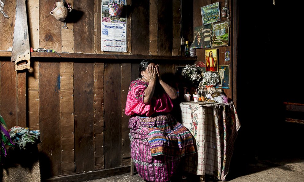 Vicenta tiene 64 años y vive en San Jorge de la Laguna. Durante los años del genocidio guatemalteco, ella y su familia se trasladaron a la Ciudad de Guatemala para huir de la limpieza étnica. Ahora es ciega y depende de su hija./ G. G.