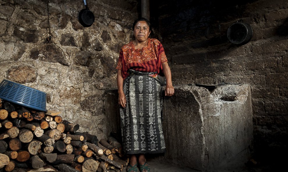 Ana Paula, de 39 años, es madre de siete hijos en el municipio de San Catarina Palopó. Vive con todos en una casa insalubre en los altos del pueblo rodeada de basuras, perros y gallinas. Su marido era alcohólico, la abandonó por otra mujer y no aporta ayu