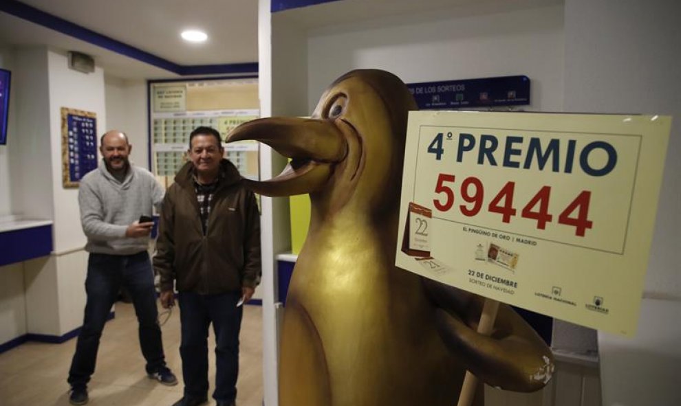 El 59.444, cuarto premio del Sorteo Extraordinario de la Lotería de Navidad, ha sido vendido en parte en la administración ubicada en la madrileña calle Infantas .En la foto, el dueño de la administracion celebra el premio. EFE/Juan Carlos Hidalgo