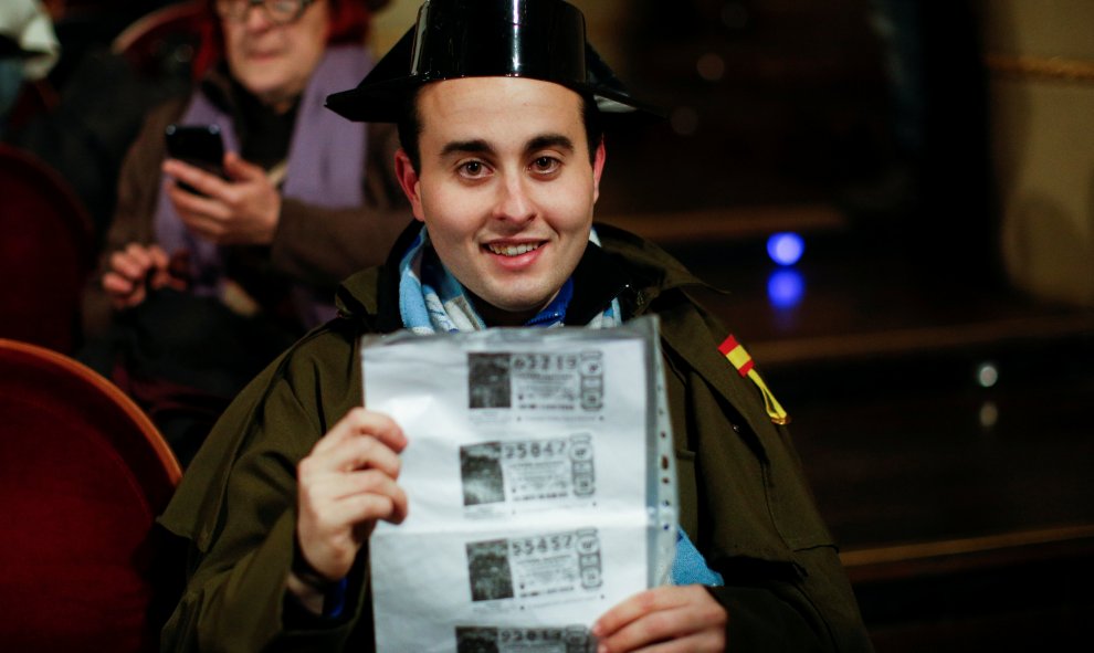 Un joven vestido como un guardia civil espera en el Teatro Real de Madrid que le toque la lotería. REUTERS