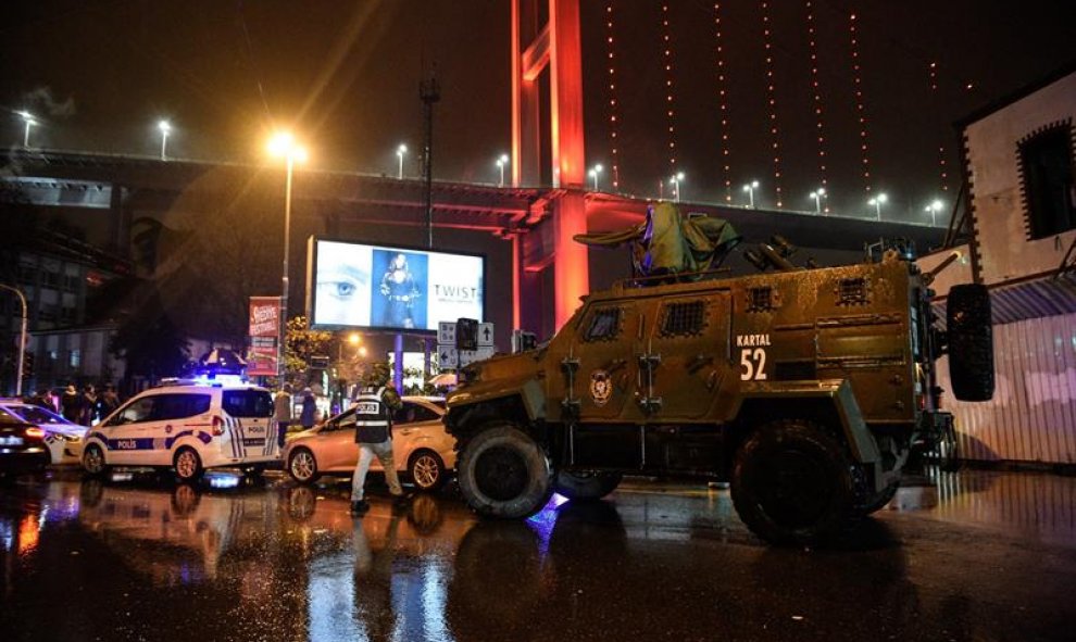 Cordón de seguridad policial en la discoteca Reina de Estambul donde se produjo el atentado. EFE / EPA / STR