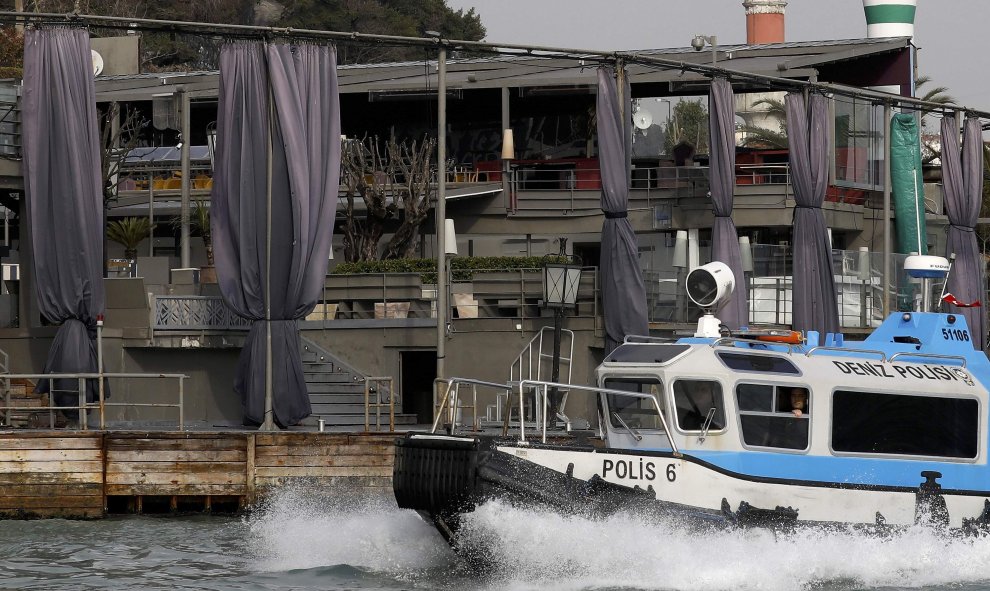 Un barco de la Guardia Costera turca patrulla frente a la discoteca de Estambul donde se produjo el atentado que dejó 39 muertos. ReinaREUTERS / Umit Bektas
