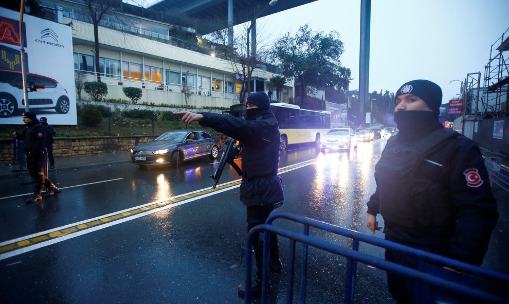 La policía sigue reforzando la seguridad en los alrededores de la discoteca Reina de Estambul.  REUTERS / Osman Orsal