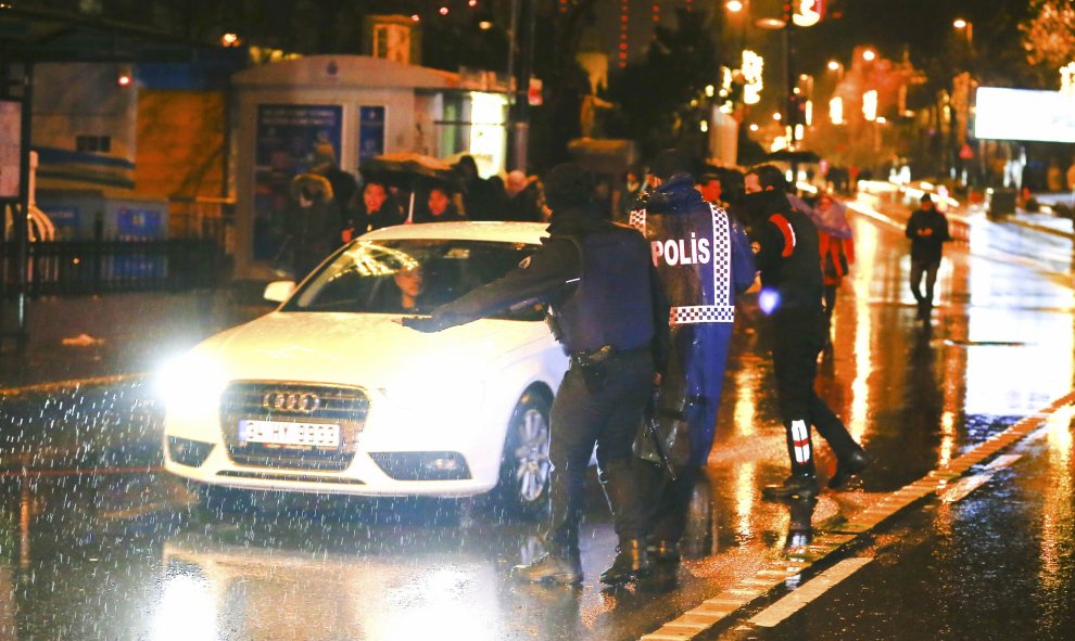 Zona de seguridad de la policía alrededor de la discoteca Reina de Estambul donde se produjo el atentado. REUTERS / Osman Orsal