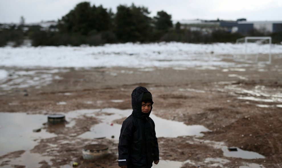 Un niño en el campo de refugiados de Ritsona, en el norte de Atenas. REUTERS/Alkis Konstantinidis