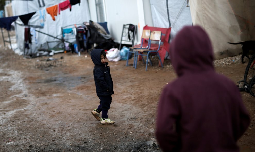 La nieve deja paso a charcos y barro en el campo de refugiados de Ritsona, en el norte de Atenas. REUTERS/Alkis Konstantinidis