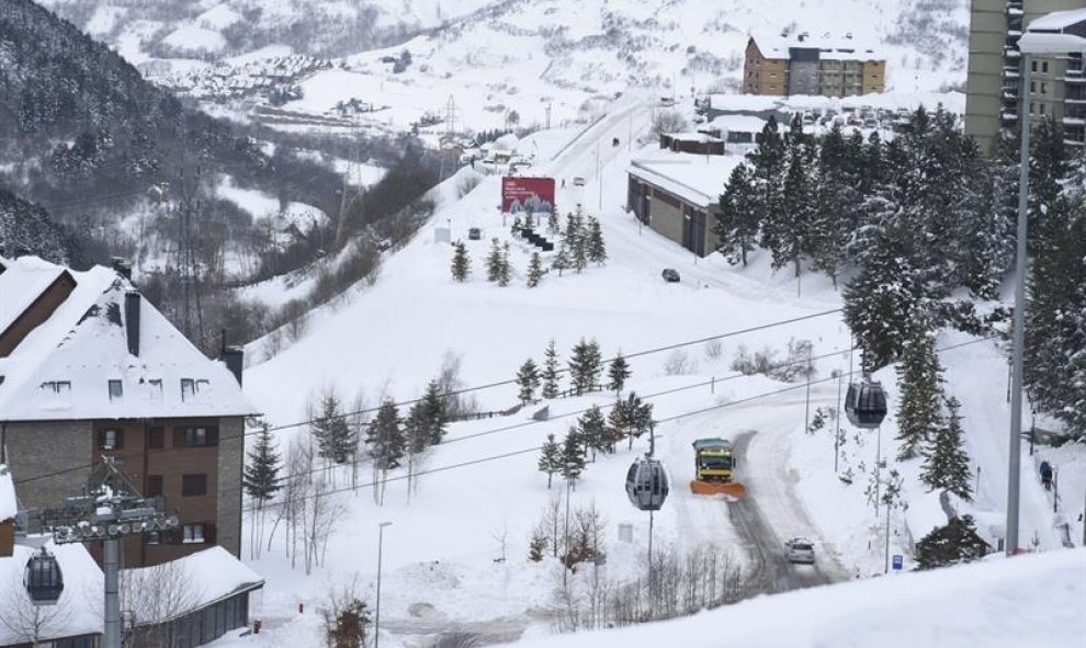 Vientos de más de 130 kilómetros por hora y temperaturas que han alcanzado los -18º en el Pirineo -hasta -24º en la cima de la Pica d'Estats-, con sensaciones térmicas de -30º este martes / EFE