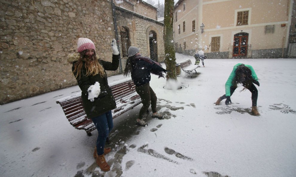 Tres niñas juegan con la nieve hoy en el pueblo de Bunyola, a los pies de la Serra de Tramuntana (Mallorca). /  EFE