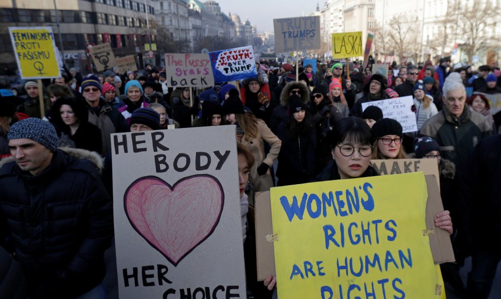 Donald Trump ha jurado su cargo como presidente este 20 de enero ante una oleada de protestas en todo el mundo. En la imagen, la marcha de las mujeres en Praga (República Checa) / REUTERS