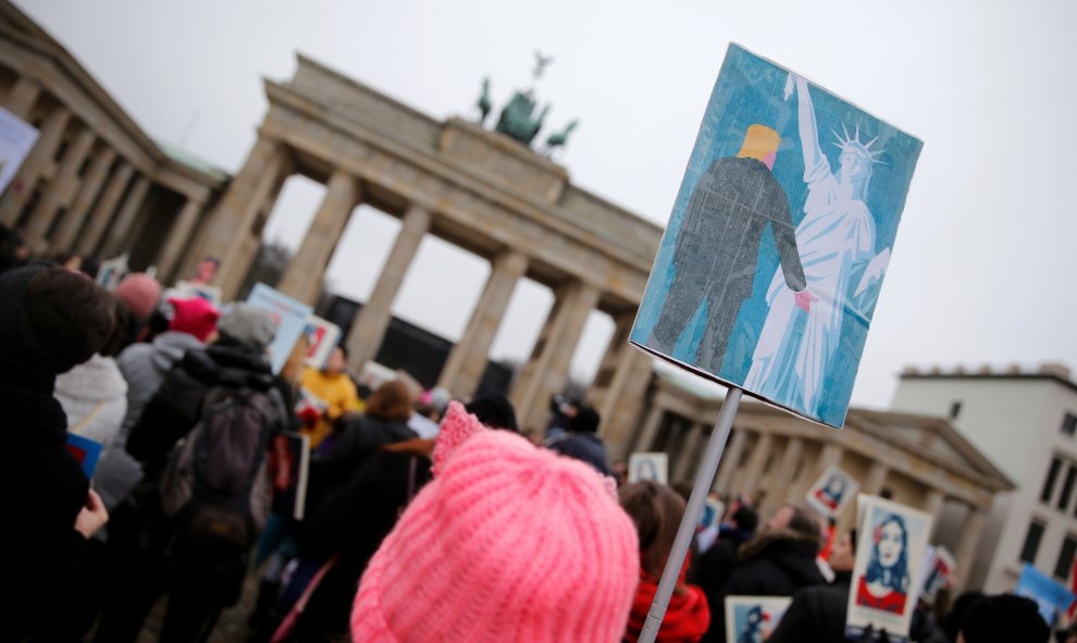 Durante la campaña salieron a la luz declaraciones de Trump en las que alardeaba de acosar sexualmente a las mujeres: "Cuando eres famoso te dejan hacer lo que quieras(...). Agarrarlas por el coño". En la imagen, Trump agarra a la estatua de la libertad