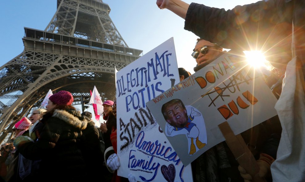 En Francia, las marchas hermanas ante la Torre Eiffel / REUTERS