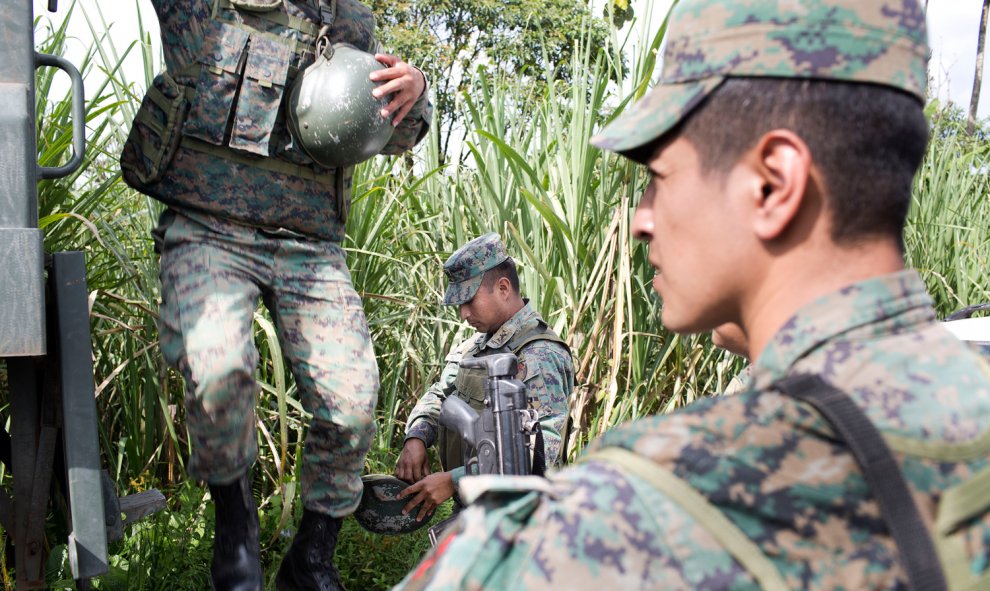 Efectivos militares se desplegaron en la zona cortando el acceso a la única vía de comunicación de las comunidades shuar.- EDU LEÓN