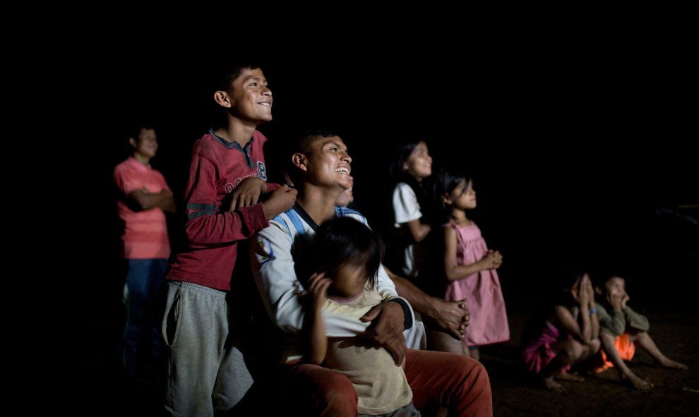 Shuar de Yunkuapais ven una película en comunidad al caer la noche.- EDU LEÓN