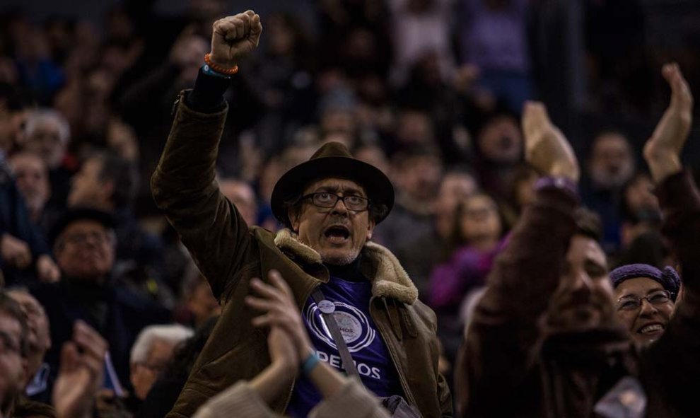Uno de los asistentes a Vistalegre II levanta el puño en apoyo a Pablo Iglesias. | JAIRO VARGAS