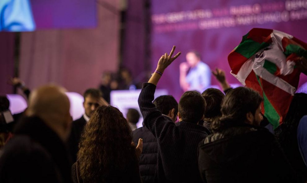 Un asistente a la Asamblea de Podemos hace el signo de la victoria, característico de los Errejonistas. | JAIRO VARGAS