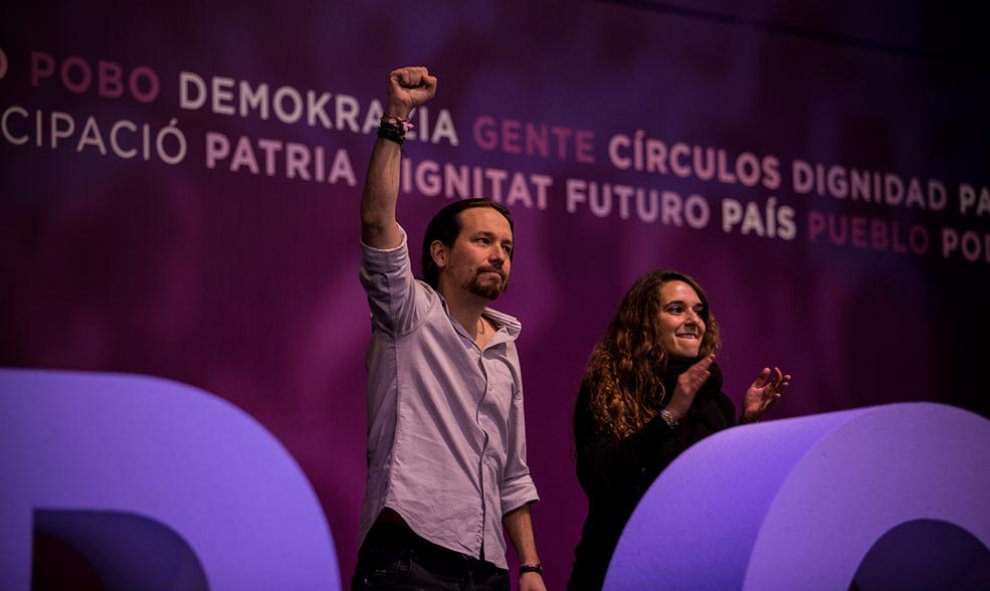 Pablo Iglesias saluda a los asistentes desde la tribuna acompañado por la diputada de Podemos por Cádiz, Noelia Vera. | JAIRO VARGAS