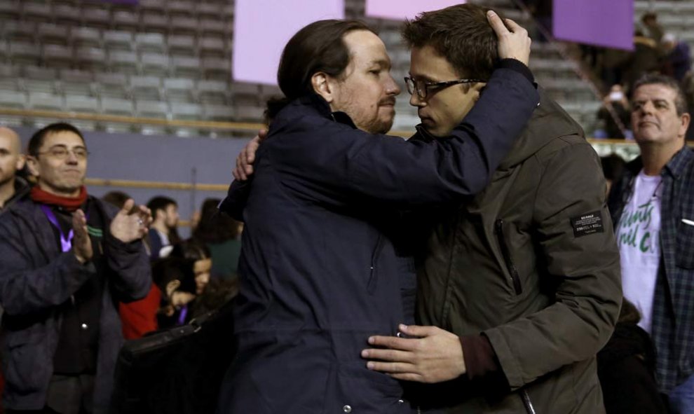 Pablo Iglesias e Íñigo Errejón se abrazan al final de la mañana, en la pausa para comer. | CHEMA MOYA (EFE)