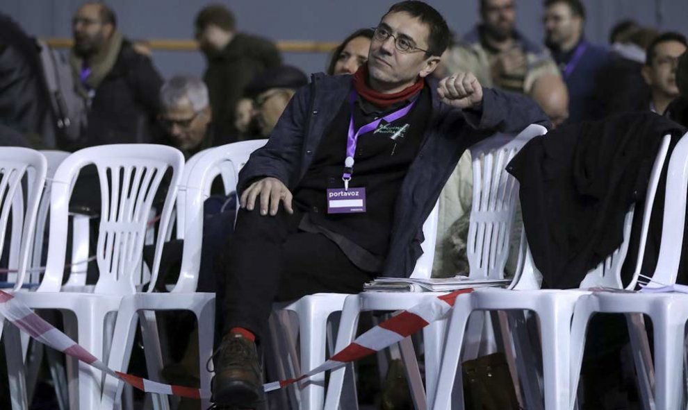 Juan Carlos Monedero, sentado en primera línea, atiende a los oradores. | CHEMA MOYA (EFE)