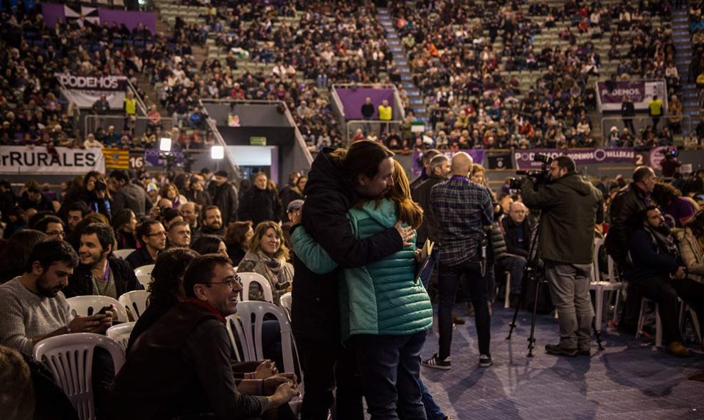 Pablo Iglesias abraza a una compañera. | JAIRO VARGAS