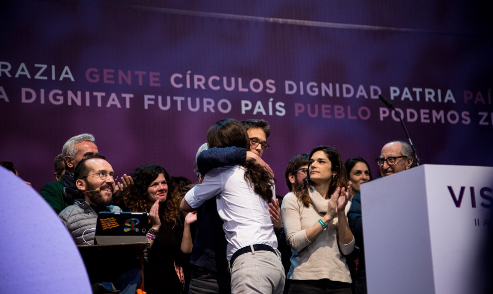 El líder de Podemos, Pablo Iglesias, se abarazo con Iñigo Errejón en el escenario tras la proclamación de los resultados en las votaciones de la Asamblea Ciudadana Estatal de Vistalegre II. JAIRO VARGAS