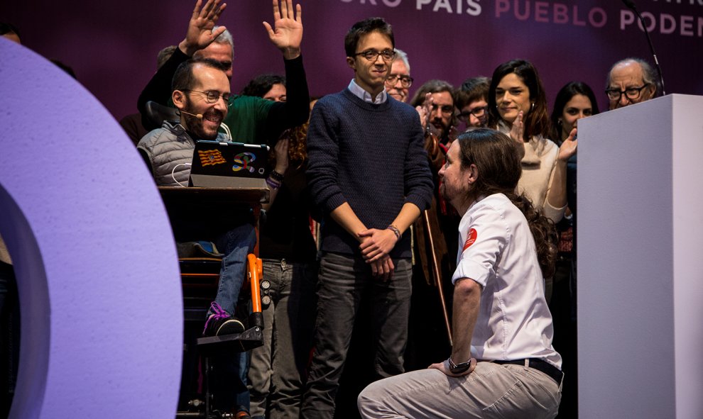 El lider de Podemos, Pablo Iglesias, hace una genuflexión ante Pablo Echenique, en el escenario tras la proclamación de los resultados de las votaciones de la Asamblea Ciudadana Estatal Vistalegre II. JAIRO VARGAS