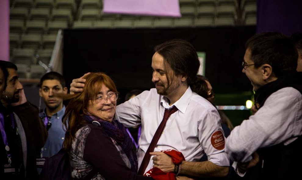 Pablo Iglesias dedica un gesto de cariño a su madre ante la mirada de Juan Carlos Monedero. | JAIRO VARGAS