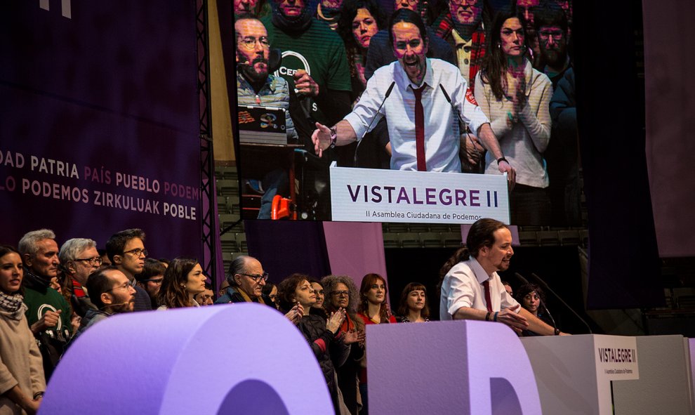 El líder de Podemos, Pablo Iglesias, en el escenario tras la proclamación de los resultados de las votaciones de la Asamblea Ciudadana Estatal de Vistalegre II. JAIRO VARGAS