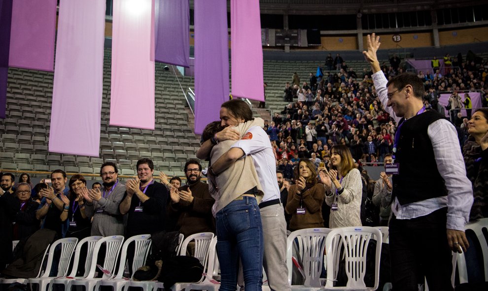 El abrazo entre Irene Montero y Pablo Iglesias / JAIRO VARGAS