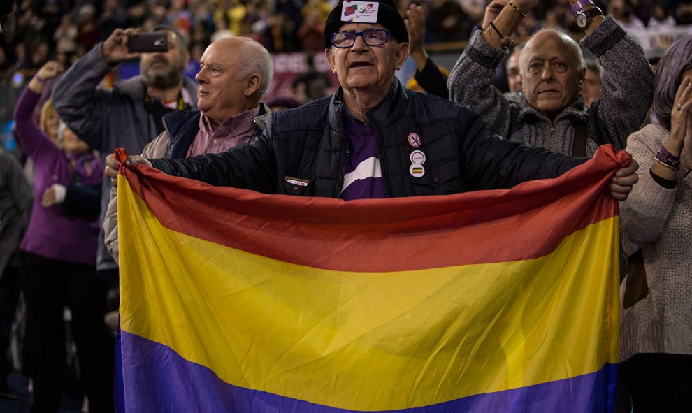 Un hombre en las gradas con una bandera republicana / JAIRO VARGAS