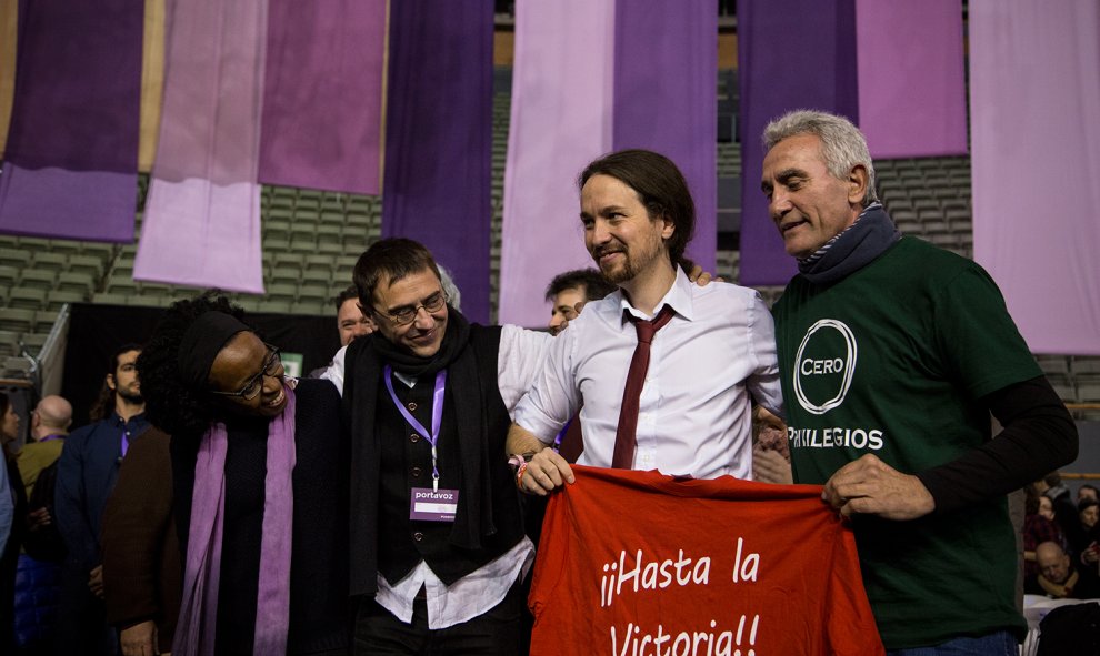 Juan Carlos Monedero, Pablo Iglesias y Diego Cañamero, con una camiseta de "¡Hasta la victoria!" / JAIRO VARGAS