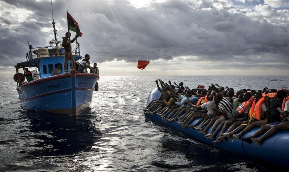 Fotografía que muestra una imagen tomada por el fotógrafo británico Mathieu Willcocks que ha sido galardonada con el tercer premio en historias de 'Noticias de Actualidad' de los World Press Photo. En la imagen aparecen pescadores libios que lanzan chalec