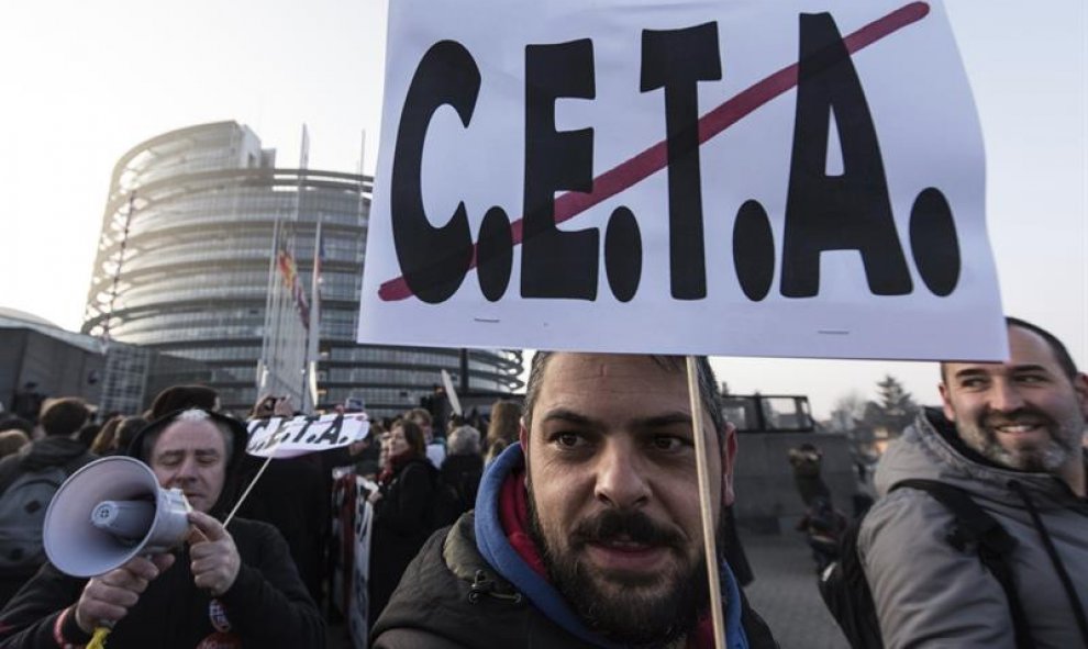 Varios manifestantes bloquean el acceso al Parlamento Europeo, en Estrasburgo (Francia) mientras protestan contra el tratado de libre comercio e inversión de la Unión Europea con Canadá (CETA). EFE
