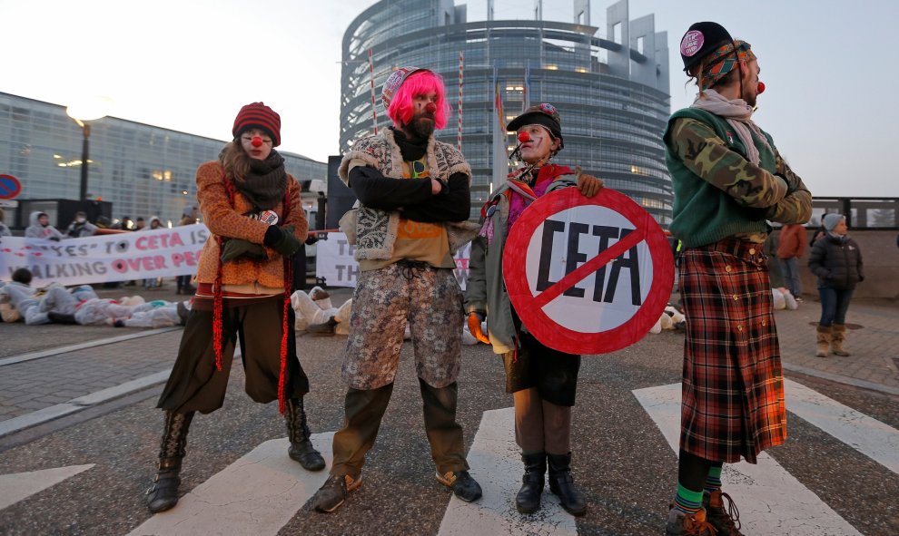 Un manifestante en contra del CETA disfrazado de payaso en Estrasburgo, Francia. / REUTERS