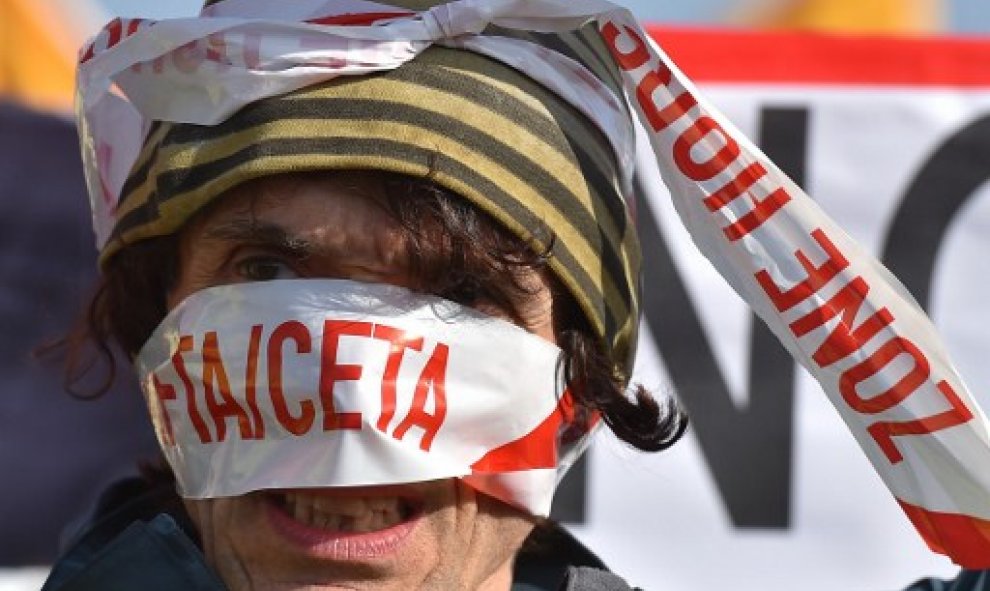 El manifestante francés, Jean-Baptise Redde, aka Voltuan, se manifiesta en contra del TTIP y del CETA  / AFP