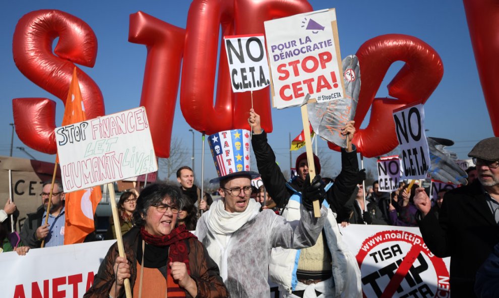 Manifestantes durante las protestas en Estrasburgo en contra del acuerdo entre la UE y Canadá (CETA), Francia / AFP