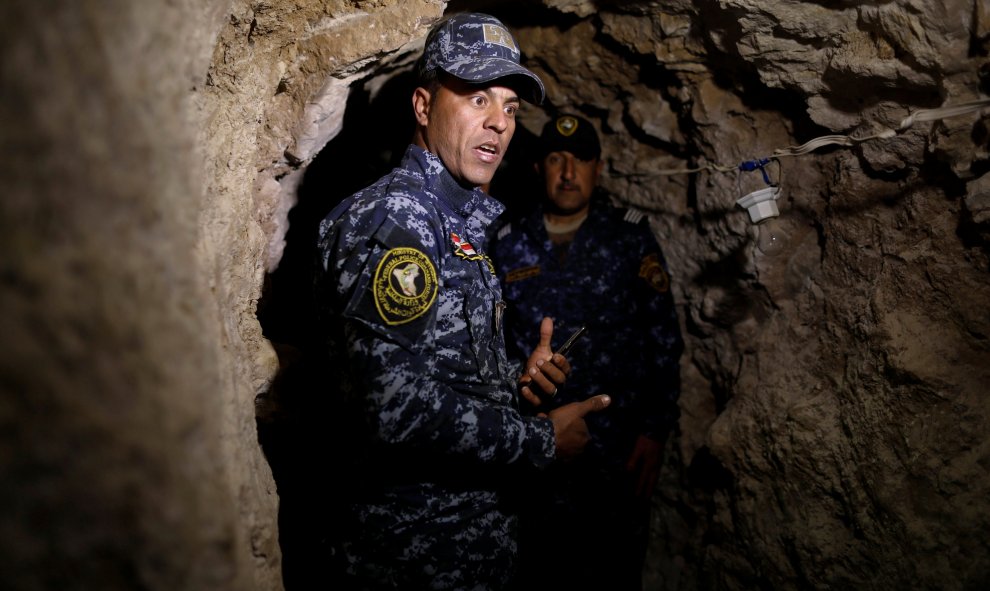 La policía federal encuentra el túnel usado por el EI en las afueras de Albu Saif, al sur de Mosul, Irak. REUTERS/Zohra Bensemra