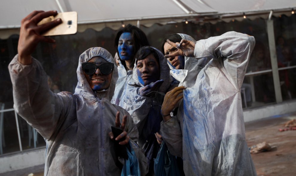 Miles de griegos celebran en la ciudada portuaria de Galaxidi la 'Guerra de la harina de colores'. Este 'lunes de ceniza' pone fin al Carnaval y da paso a la Cuaresma. REUTERS/Alkis Konstantinidis