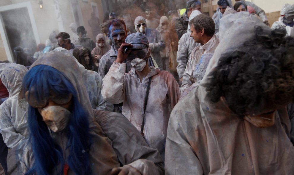 Miles de griegos celebran en la ciudada portuaria de Galaxidi la 'Guerra de la harina de colores'. Este 'lunes de ceniza' pone fin al Carnaval y da paso a la Cuaresma. REUTERS/Alkis Konstantinidis