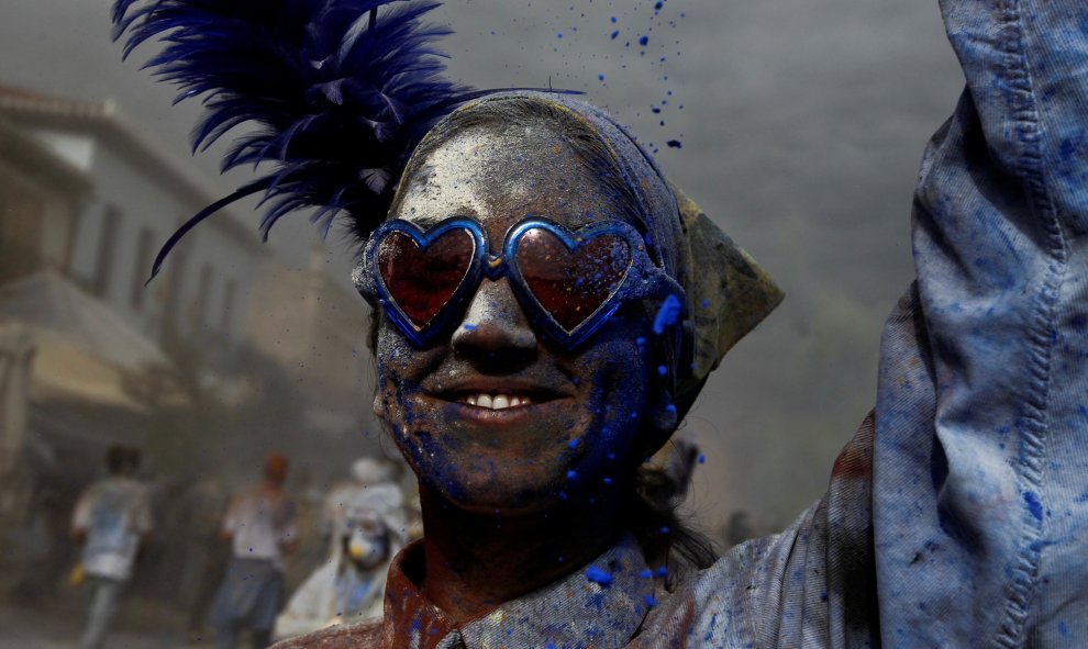 Miles de griegos celebran en la ciudada portuaria de Galaxidi la 'Guerra de la harina de colores'. Este 'lunes de ceniza' pone fin al Carnaval y da paso a la Cuaresma. REUTERS/Alkis Konstantinidis