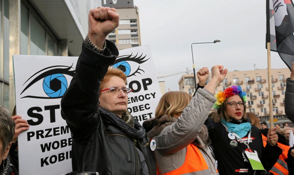 Varias mujeres secundan la marcha por el Día Internacional de la Mujer en Varsovia, Polonia. REUTERS/Agencia Gazeta/Kuba